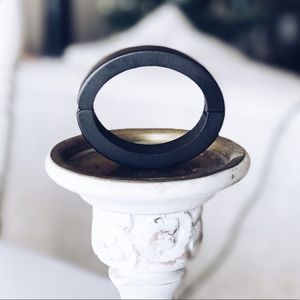 Black luxury QBracelet that charges iphone Size M